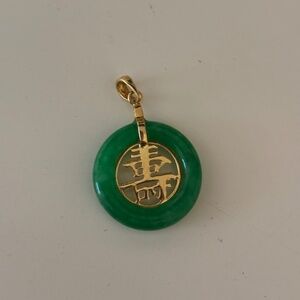 18k 750 stamped vintage yellow gold and jade pendant